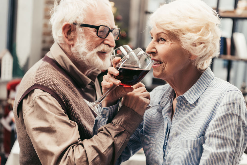 Studiu surprinzător: Consumul moderat de alcool te-ar putea ajuta să trăiești peste 90 de ani