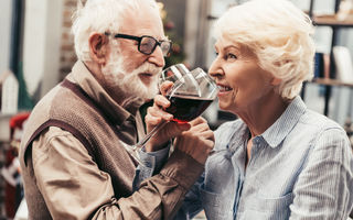 Studiu surprinzător: Consumul moderat de alcool te-ar putea ajuta să trăiești peste 90 de ani