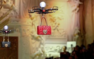 Dolce & Gabbana și-a prezentat colecția de genți folosind drone