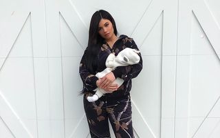 Kylie Jenner îşi prezintă copilul: Primele imagini cu fetiţa vedetei