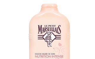 Gelurile de duș din gama Caring de la Le Petit Marseillais® îți oferă protecția și hidratarea de care pielea ta are nevoie