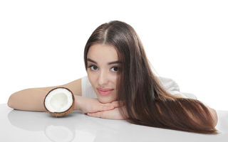 4 metode ca să folosești uleiul de cocos pentru un păr sănătos și strălucitor
