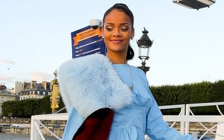Parcă pluteşte: Cum poate Rihanna să meargă pe tocuri fără să se împiedice?
