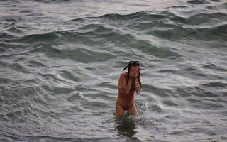 Moment incredibil: O turistă a născut în timp ce înota în Marea Roşie - FOTO