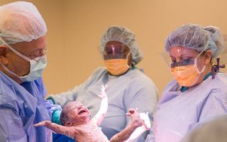 S-a născut un învingător: Reacţia fabuloasă a unui bebeluş după ce a venit pe lume