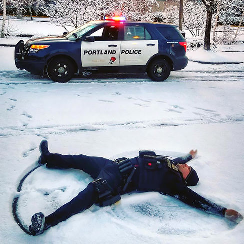 Poliţistii Stiu De Glumă 20 De Imagini In Care Oamenii Legii Se