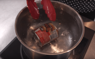 Ce se întâmplă dacă fierbi laptele condensat - VIDEO