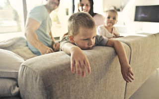 Ce trebuie să facă părinții când copilul stă retras