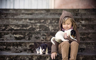 Nu există ceva mai frumos: Extraordinara prietenie dintre copii şi animale în 40 de imagini superbe