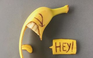 „Festivalul“ galben: Zeci de banane decorate în fel şi chip