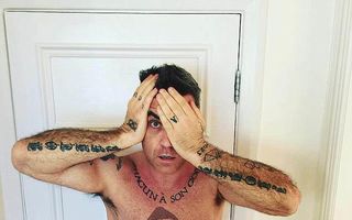 Robbie Williams se ţine de glume: Şi-a provocat fanii cu un „selfie-tatuaj“