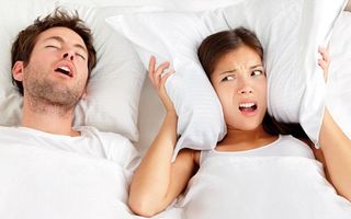 De ce nu ar trebui să dormi lângă o persoană care sforăie