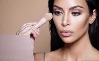 Trucul ciudat folosit de Kim Kardashian pentru gene dese și lungi