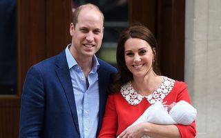 Kate Middleton şi-a prezentat al treilea copil: Primele imagini cu bebeluşul regal