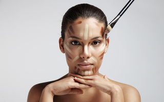 10 tehnici de machiaj promovate de influenceri, dar respinse de makeup artiști