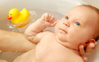 Cât de des ar trebui să îi faci baie bebelușului