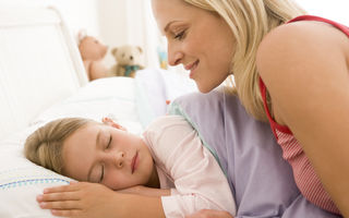 Obiceiul de a culca copiii devreme este benefic pentru sănătatea mintală a mamelor
