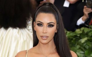 Kim Kardashian a purtat lentile de contact aurii la Gala Met