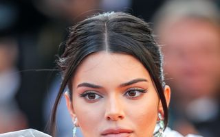 Kendall Jenner face senzație la Cannes cu ținute transparente și costume de baie decupate