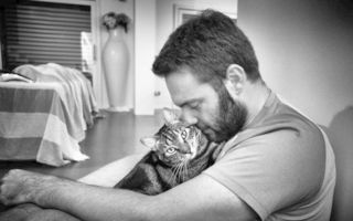 Bărbaţi şi pisici: O relaţie în negru şi alb