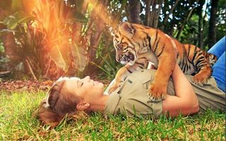 Din dragoste pentru animale: 24 de imagini în care fiica lui Steve Irwin arată că îşi merită numele