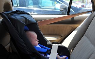 Cuptor pe patru roţi: De ce este periculos să laşi un copil într-o maşină încinsă de soare
