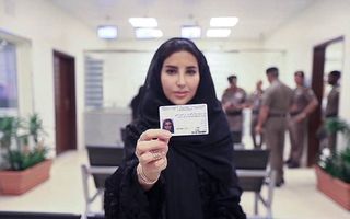 Prima femeie din Arabia Saudită care a primit permisul auto după 50 de ani de interdicţie