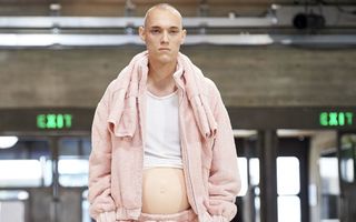 Bărbați 'însărcinați' pe podium, la o prezentare de modă din Londra