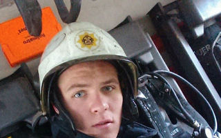 Pompierul erou care a reuşit un miracol: Cum a salvat o femeie care a sărit de la etaj - VIDEO