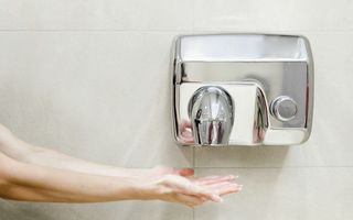 De ce sunt uscătoarele de mâini din toaletele publice capcane cu microbi?