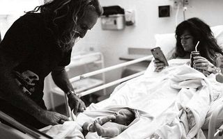 Imaginea care a enervat mii de mame: O femeie îşi face un selfie după ce a născut, în loc să-şi îmbrăţişeze copilul