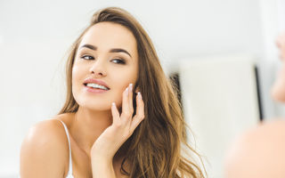 5 produse esențiale pentru îngrijirea pielii pe care orice femeie ar trebui să le folosească