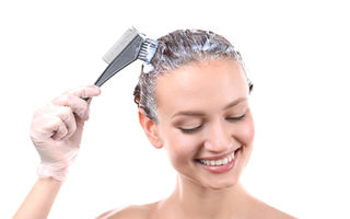 Cum să ștergi petele de vopsea de păr de pe piele