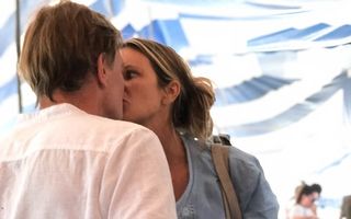 Elle Macpherson îşi sărută noul iubit: Bărbatul care a cucerit-o e un doctor controversat