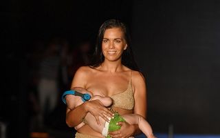 Moment inedit la o prezentare de modă: Un model a defilat în timp ce îşi alăpta bebeluşul