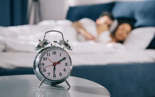 Odată cu vârsta, dormi mai puțin. Ce părere au specialiștii despre asta