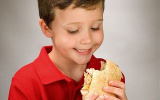 Copiii pot face pietre la rinichi dacă mănâncă prea multă carne, avertizează specialiştii
