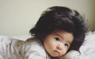 Are doar 6 luni și e admirată pentru părul ei. O fetiță a devenit vedetă pe Internet