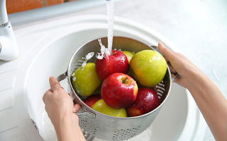 Nu este destul să speli merele doar cu apă!