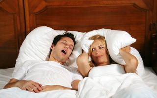Cum să dormi lângă cineva care sforăie. 5 sfaturi utile