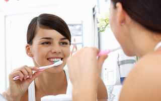 De ce îți sângerează gingiile când te speli pe dinți