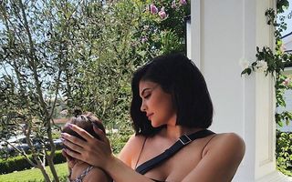 Kylie Jenner, o nouă dezbatere: I-a făcut găuri pentru cercei fetiței sale de 5 luni