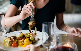 12 reguli de etichetă pe care să le respecți la restaurant