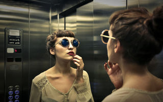 De ce au lifturile oglinzi (nu, nu pentru selfie-uri)