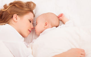 Co-sleeping - 3 beneficii pe care le ai dacă dormi în pat cu copilul