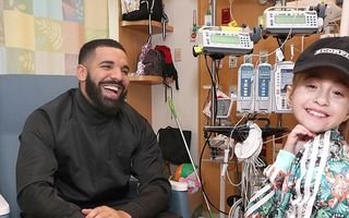„Băiatul rău“ cu inimă mare: Reacția unei fetițe bolnave când l-a văzut pe Drake lângă patul ei