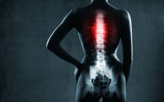 Cele 9 obiceiuri zilnice care îți distrug coloana vertebrală