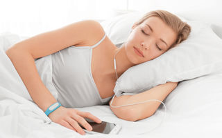 Cum să folosești corect căștile de urechi când vrei să dormi