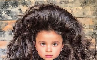 Păpușa vie: Fetița cu părul strălucitor cucerește lumea