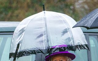 Detaliul neobservat din ținuta Reginei Angliei: Ce rol are umbrela